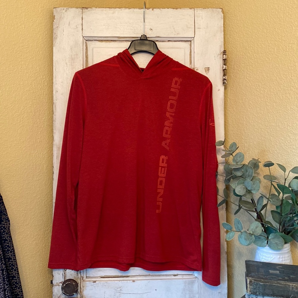 Under armour men’s red long sleeved hooded light weigh shirt, Sz Large
